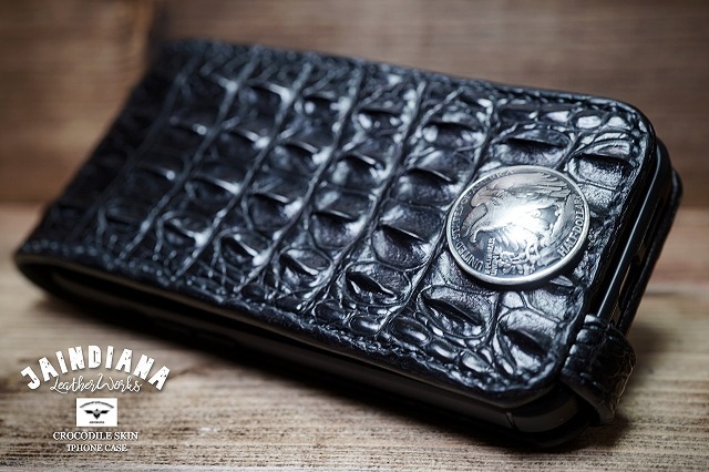 クロコダイル iPhone13ケース 手縫い ワニ革 アイフォンケース シルバーコンチョ(iPhone13pro・mini仕様での製作も可)