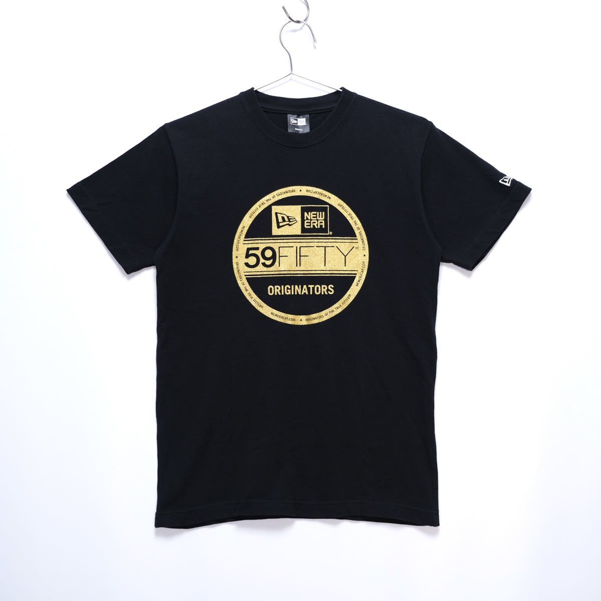 【送料無料】NEW ERA(ニューエラ)/バイザーステッカーロゴ Tシャツ/半袖/ブラック×ゴールド/Sサイズの画像1