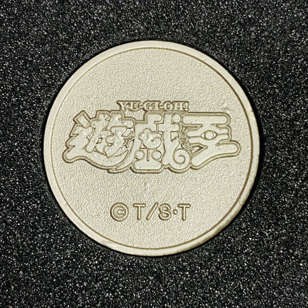 美品】遊戯王 劇場版 限定 記念メダル 青眼の白龍 ブルーアイズ 真紅眼