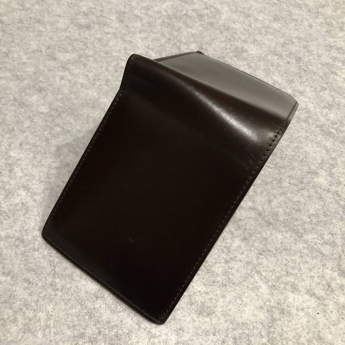 ガンゾのコードバン 小銭入れ付き二つ折り財布・ダークブラウン ガンゾのコードバン 小銭入れ付き二つ折り財布・ダークブラウン