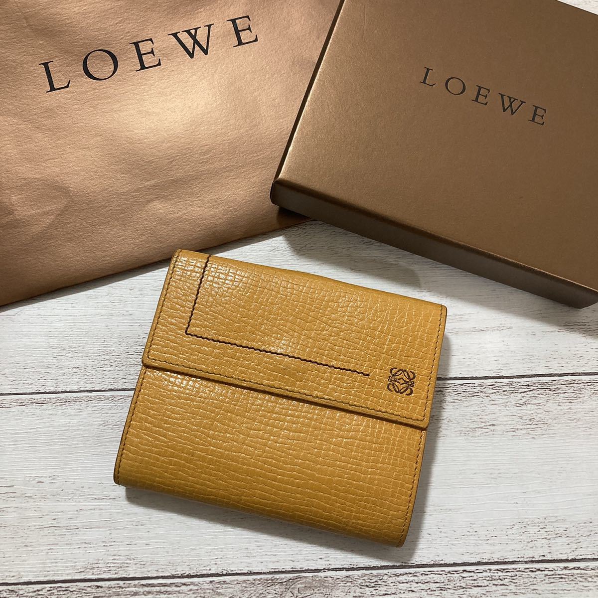 王道 LOEWE ロエベ レディース 二つ折り財布 革財布 コンパクト財布 小銭入れ付き アナグラム ロゴ 本革 レザー 黄色 イエロー