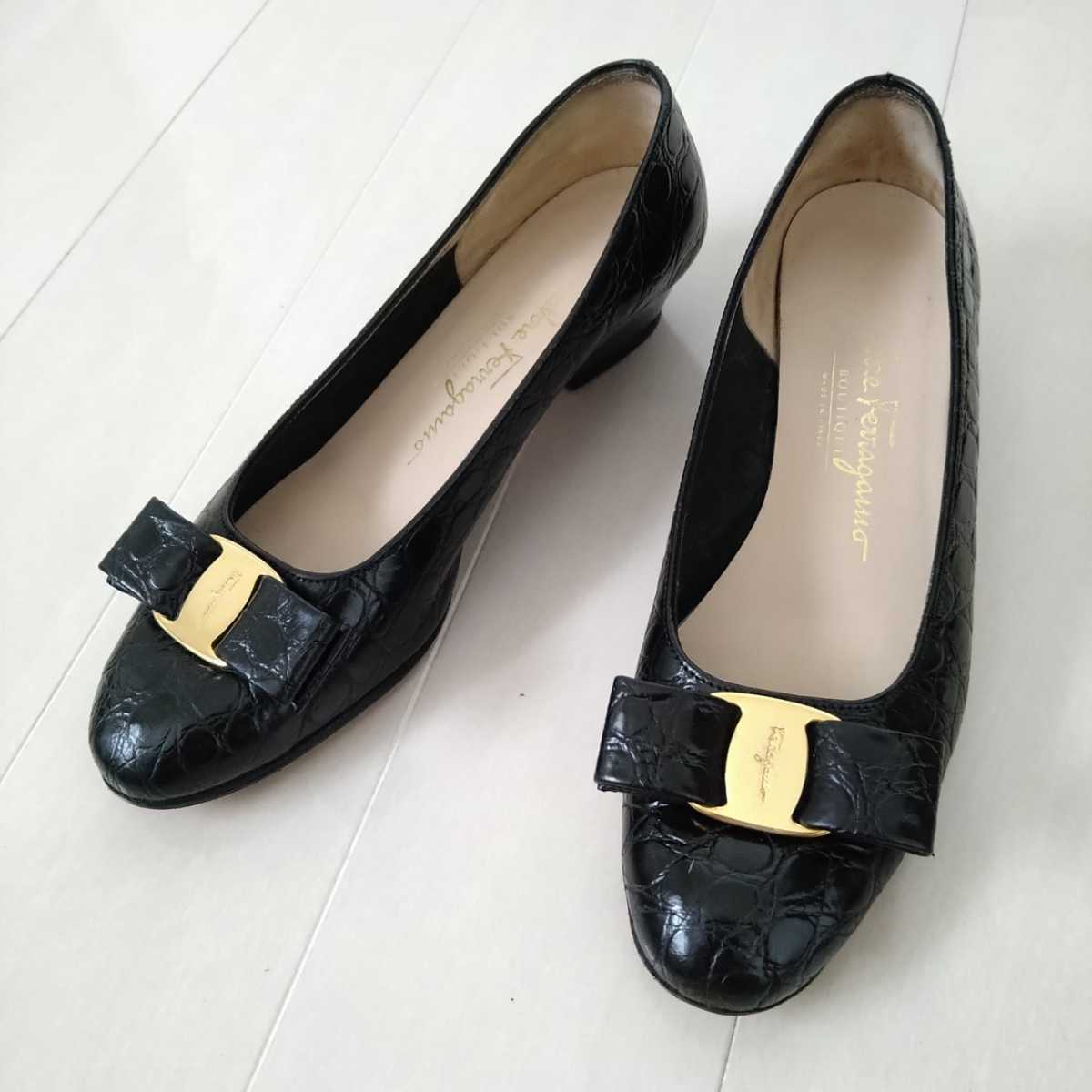 フェラガモ【Ferragamo】ヴァラ クロコ型押し パンプス 黒 23