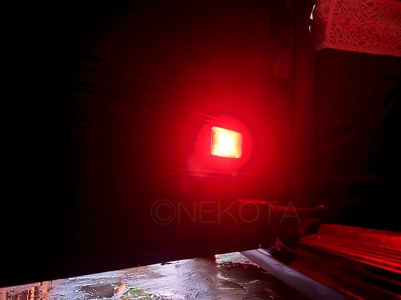 【北米仕様】赤カーテシランプ[A]2個 純正品 クラウン マークII チェイサー クレスタ タクシー ハイヤー 教習車 海外 LEXUS USDM EUDM_取付イメージ(夜間)