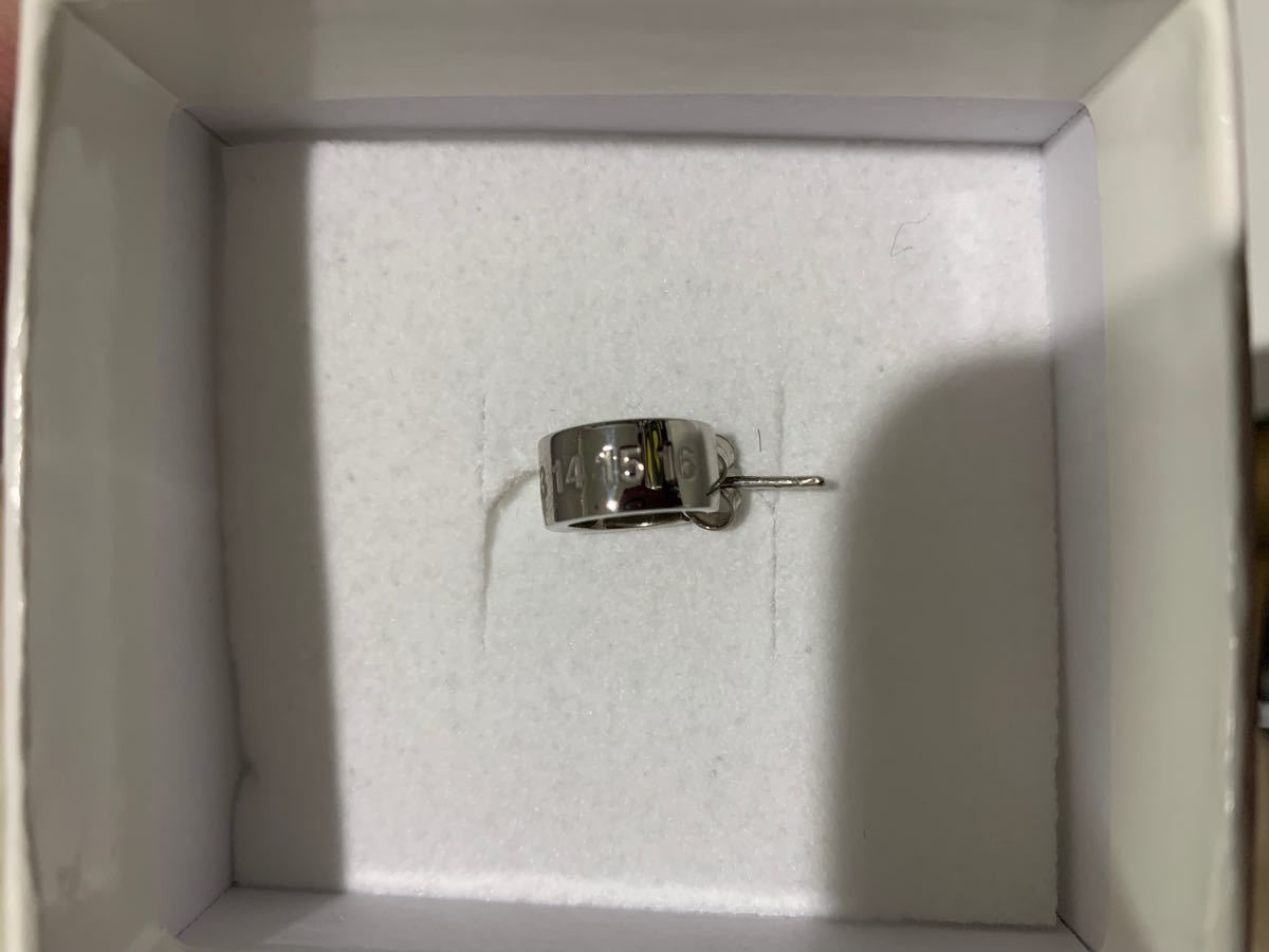 新品 Maison Margiela シングルフープピアス ナンバーロゴ 新品 Maison Margiela シングルフープピアス ナンバーロゴ