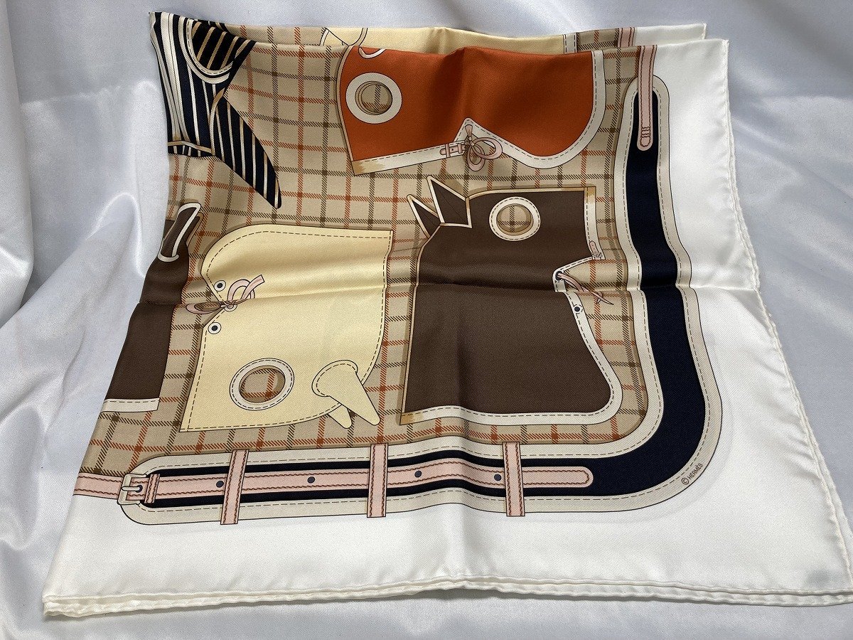 HERMES エルメス カレ90 シルクスカーフ カマイユ 馬具柄 箱付き