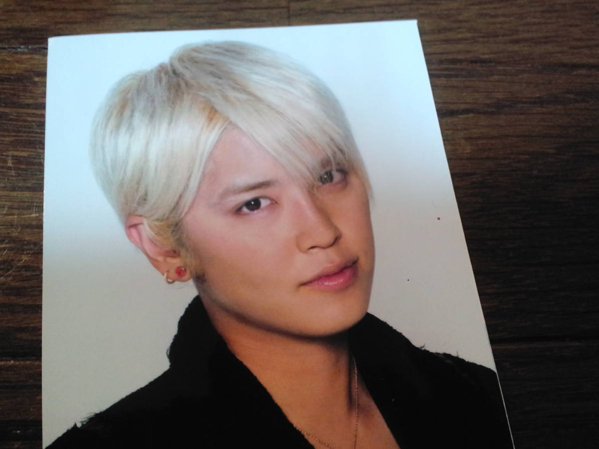 ［同梱可］★NEWS☆手越祐也★Myojyo_PIN-UP Card☆サイズ：縦9.8㎝×横7.4㎝★ピンナップカード（1枚）_画像1