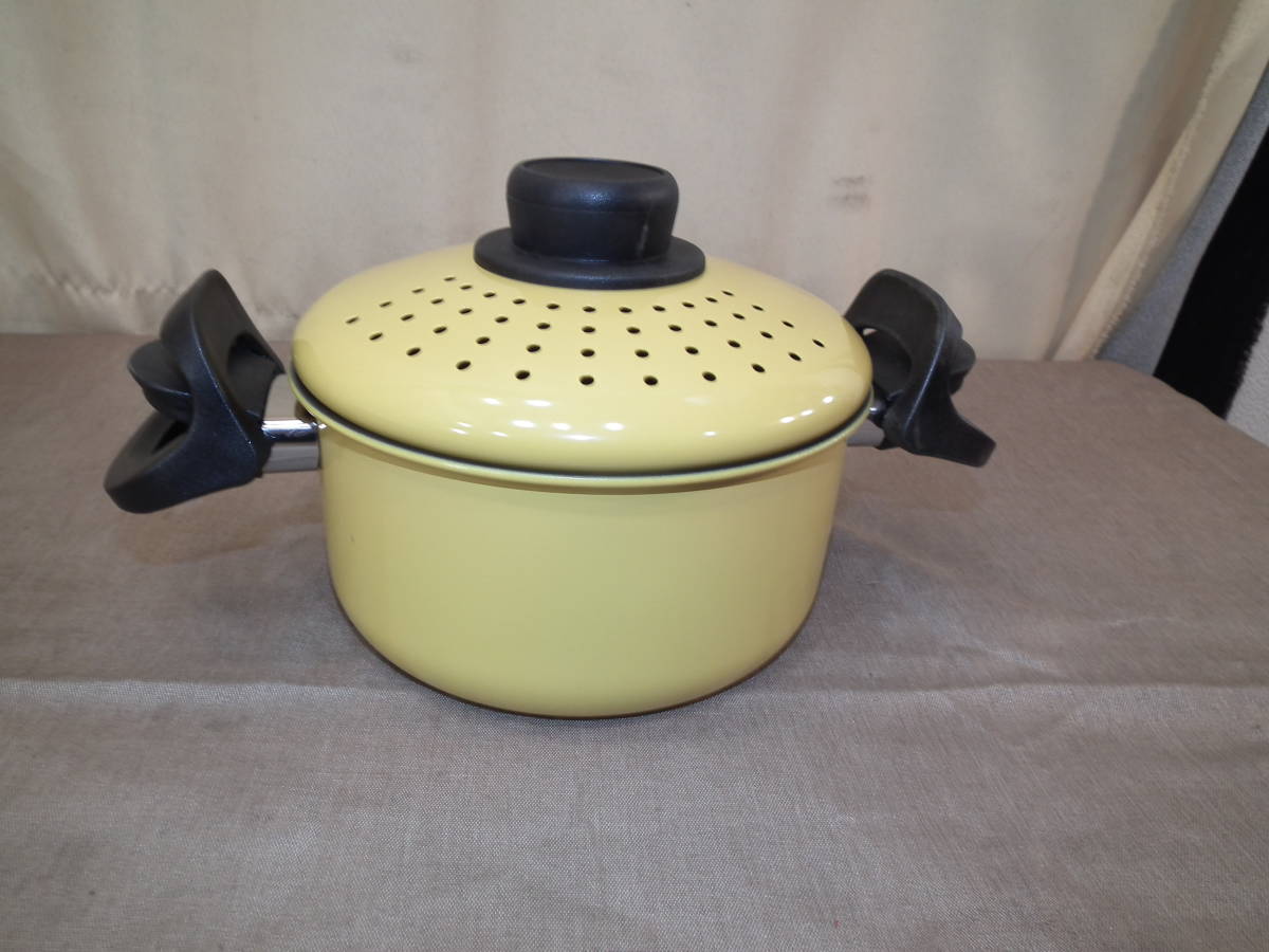 未使用保管品　イタリア風　パスタ鍋　黄色　水切り蓋　茹でもの　蓋を付けたまま湯切りができる　約直径19×深さ9㎝　_画像1