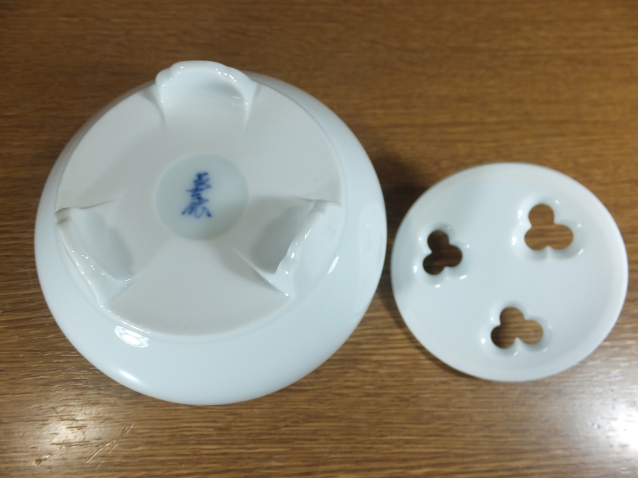 K5554【人間国宝】井上萬二「白磁 香炉」陶印/共箱付 芸術 美術 K5554【人間国宝】井上萬二「白磁 香炉」陶印/共箱付 芸術 美術
