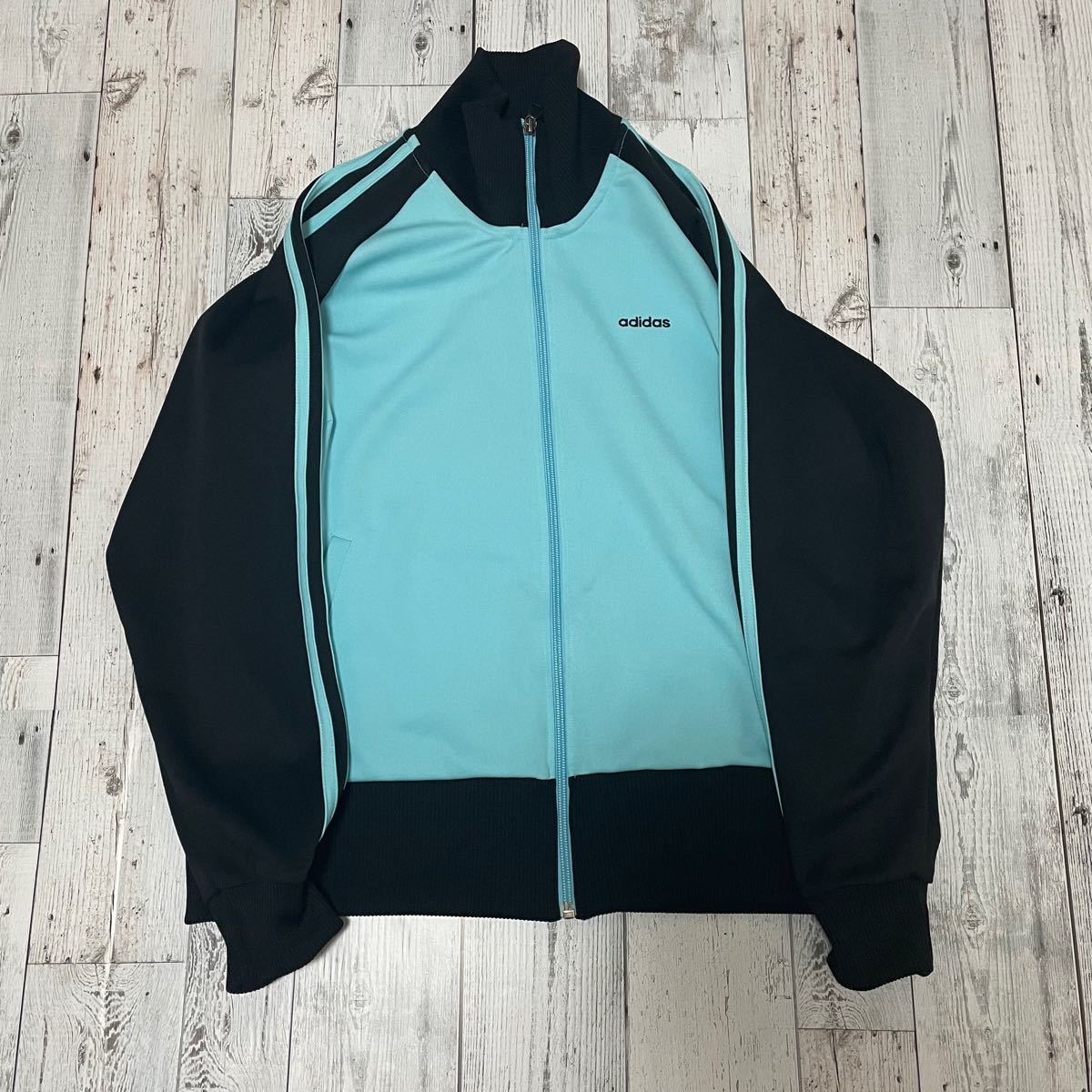 adidas アディダス ジャージ 小松菜奈 菅田将暉 水色 トラック adidas アディダス ジャージ 小松菜奈 菅田将暉 水色 トラック