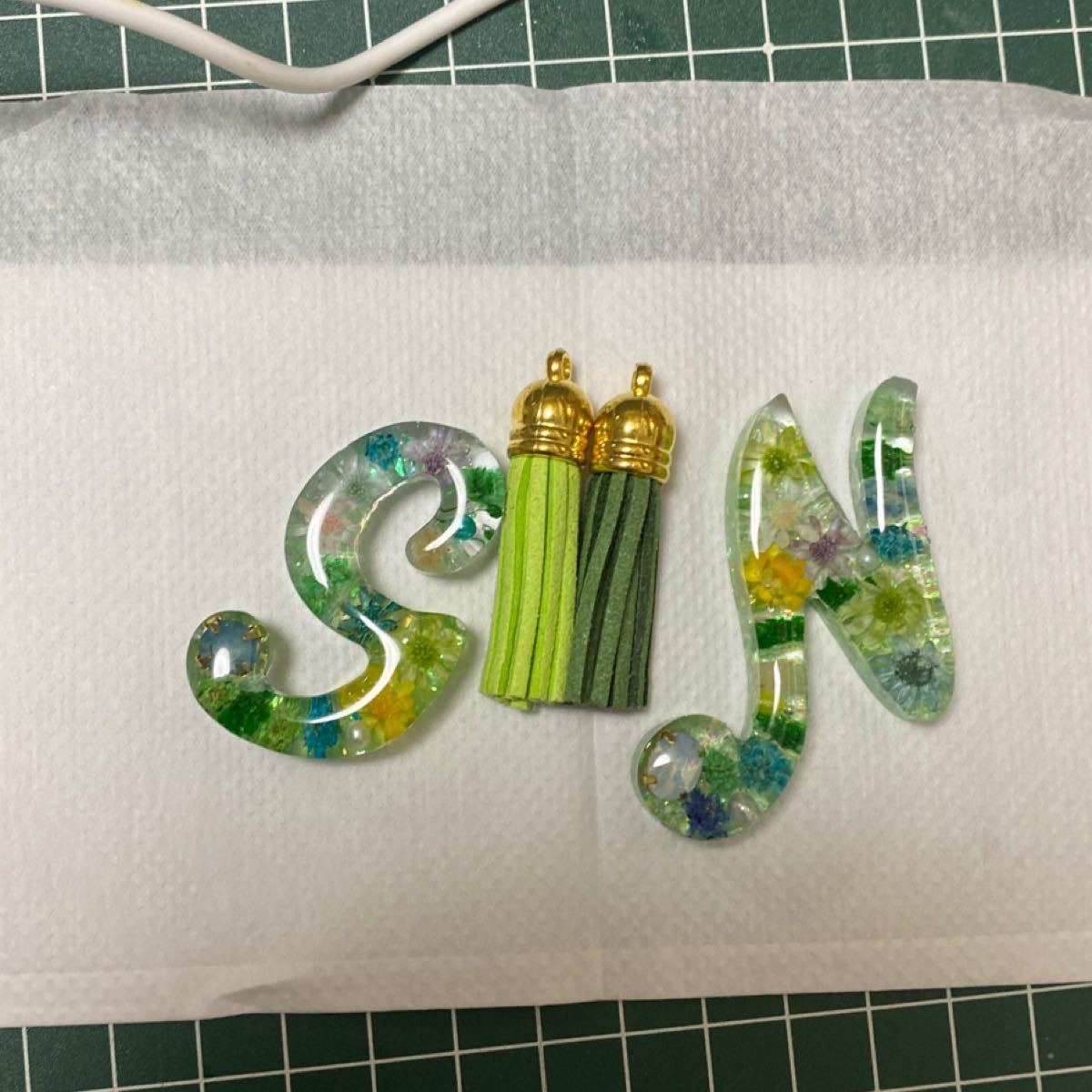 ハンドメイド　レジン　イニシャルキーホルダー