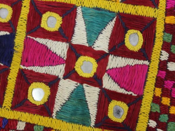 楽布特選 83671　インドのミラーワーク刺繍飾り布 k　_画像4