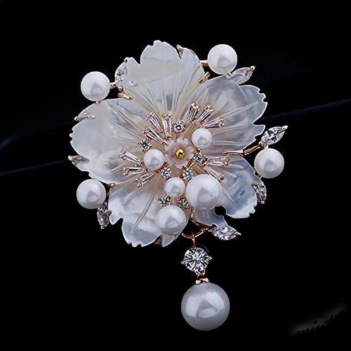 ◆上品な色合い◆ ブローチ 真珠 アクセサリー スワロフスキージルコニア 花束モチーフ フォーマル オシャレ 高級感 カバン 帽子