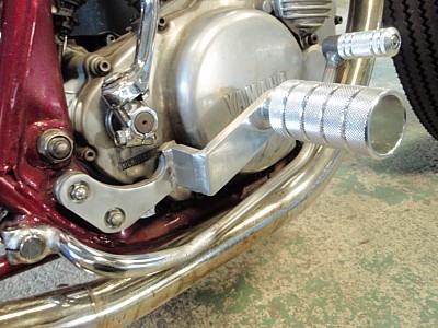 SR400用ミッドコントロールKIT ノーマルよりも足のポジションがカッコ