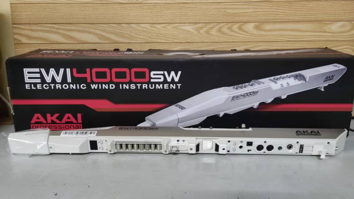 AKAIの、ウインドシンセサイザー EWI4000SW-