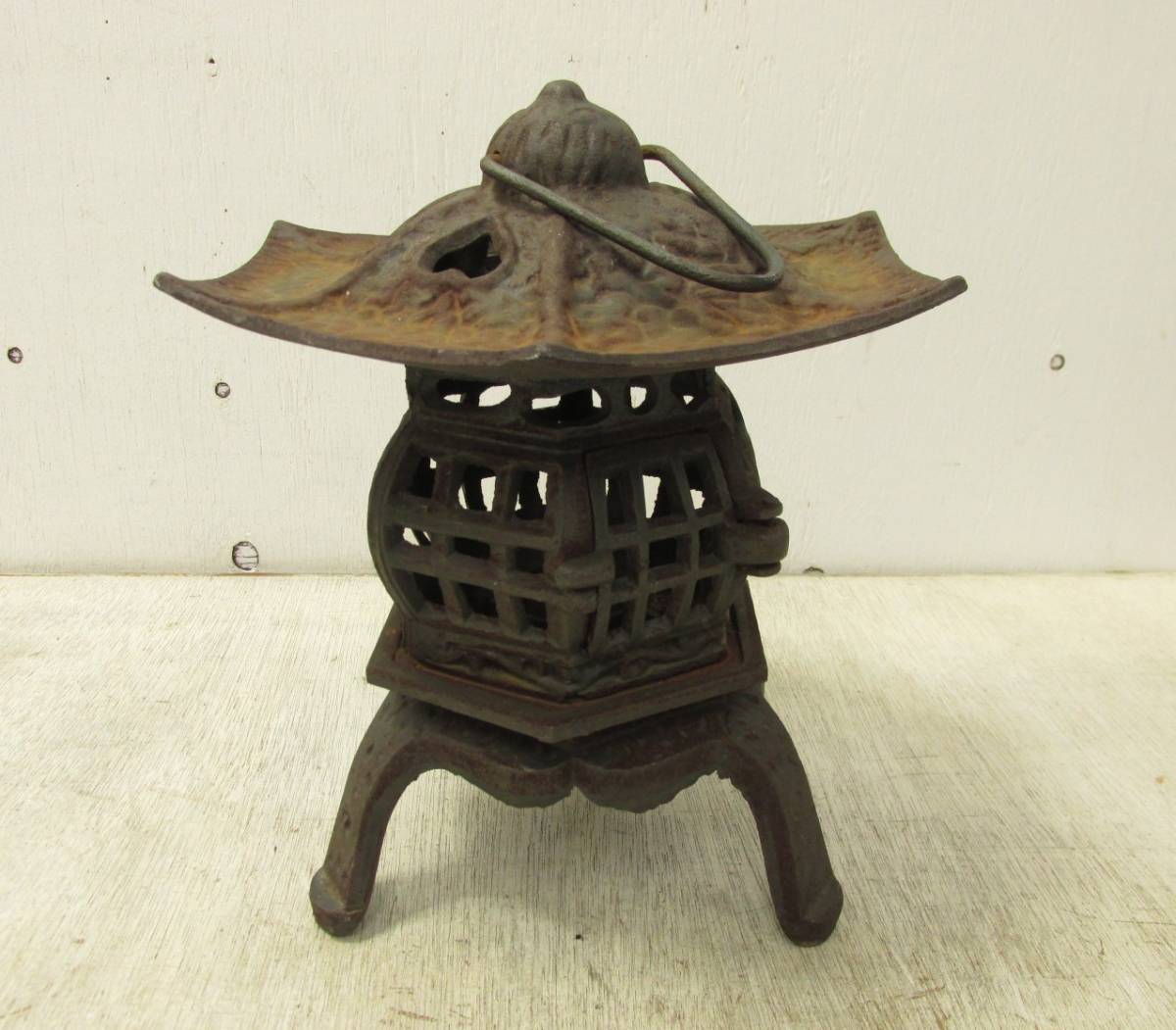 w「鉄灯籠 六角灯籠 吊り灯籠 アンティーク 庭園 レトロ」