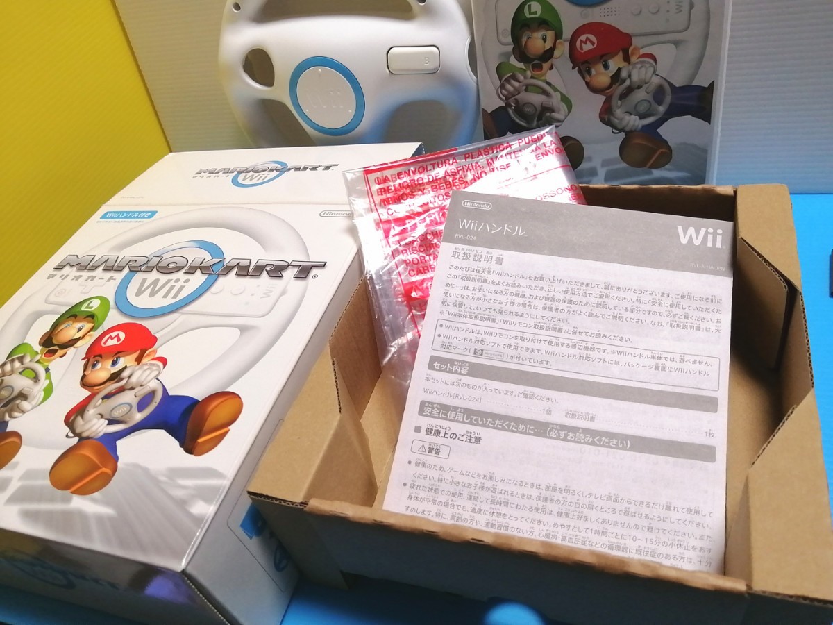 ニンテンドー WiiマリオカートWiiハンドルセット　&　Wiiリモコン　&　ヌンチャク　&　クラシックコントローラーPRO
