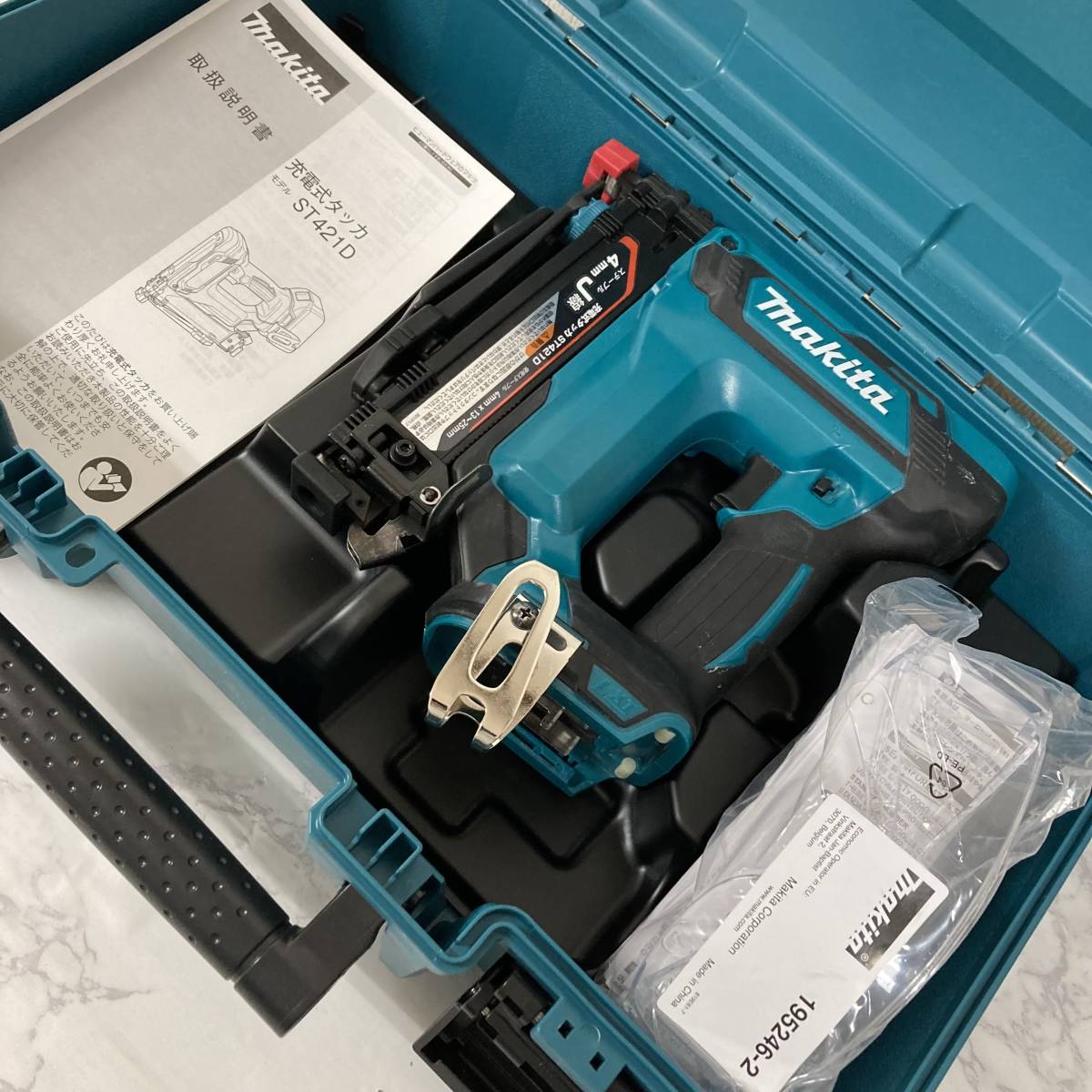 超格安一点 超美品 マキタ 18V充電式タッカ ST421DZK 豪華おまけ付