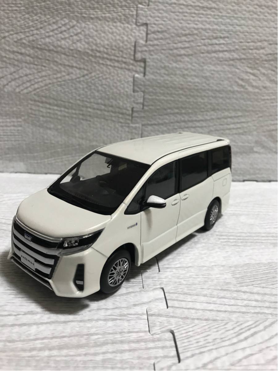 1/30 新型ノア NOAH 後期 カラーサンプル ミニカー 非売品 ホワイトパールクリスタルシャイン_画像1