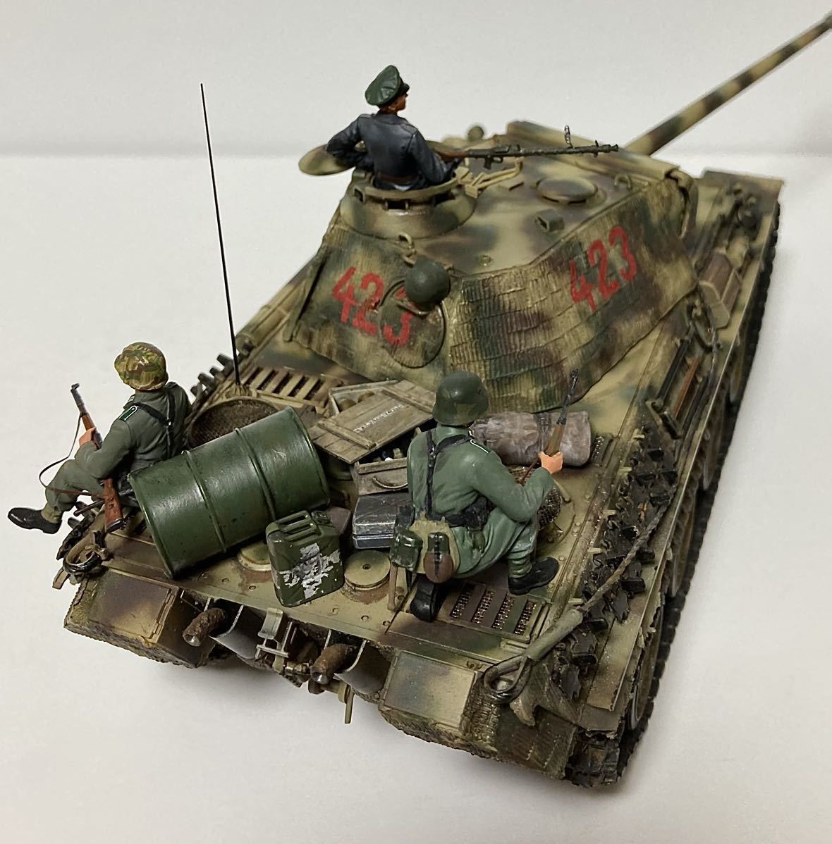 ☆完成品☆ タミヤ 1/35 ドイツ中戦車 パンター G型 w/戦車兵・跨乗兵