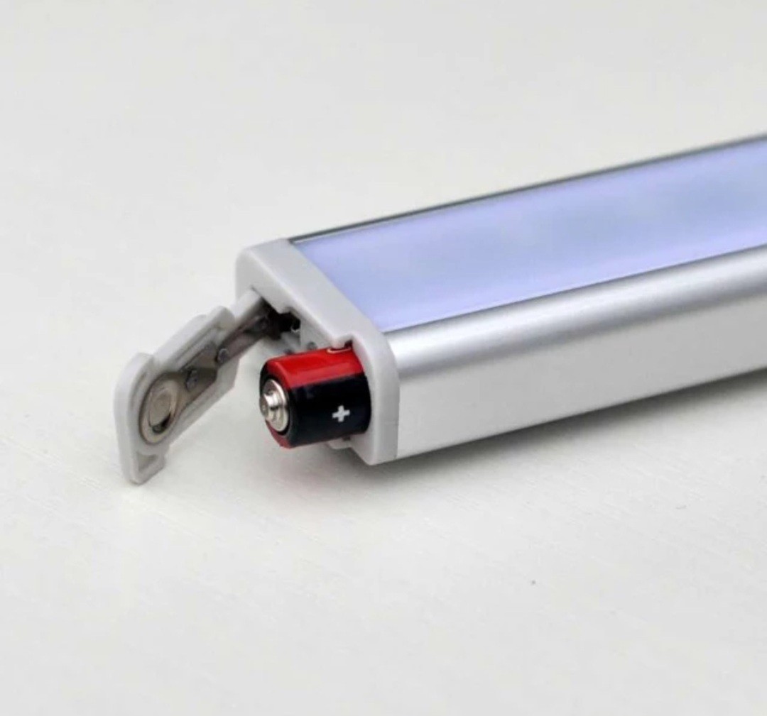スピード発送LEDセンサーライト人感センサー 電池式 室内足下灯 １本 最大52％オフ！