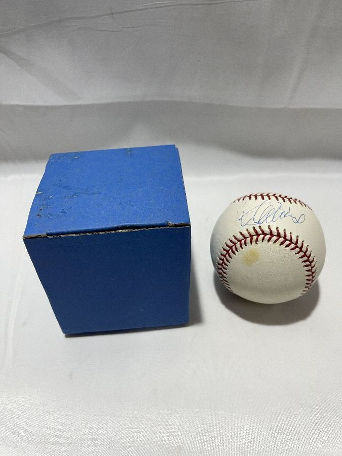 MLBichi low with autograph ball 