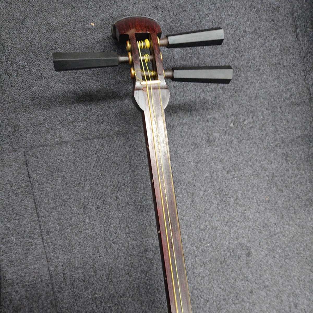 中古 三味線 中棹 津軽三味線 紅木 丸内打胴 べっ甲 バチ 撥 中古 三味線 中棹 津軽三味線 紅木 丸内打胴 べっ甲 バチ 撥