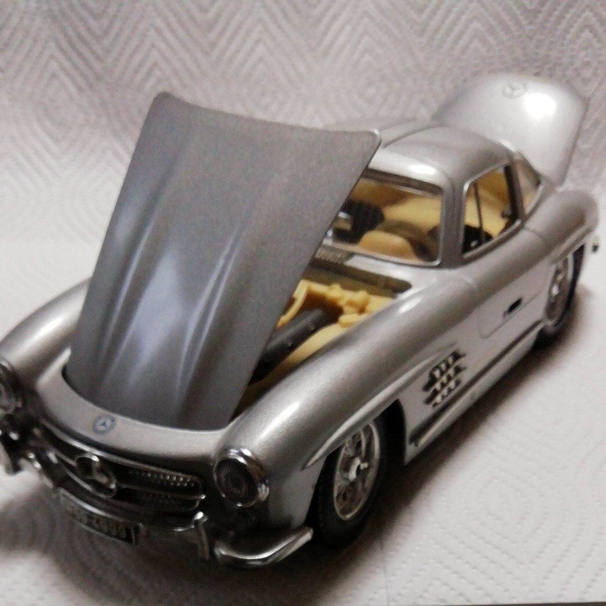 【メルセデス・ベンツ 300SL】シルバー