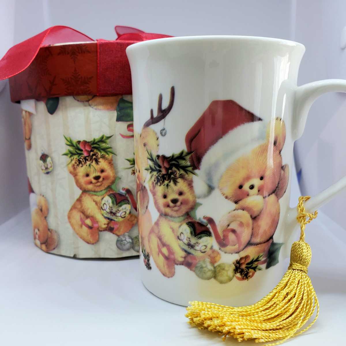送料無料☆匿名配送☆テディベア柄 コーヒーカップ ティーカップ かわいい 箱 くま 熊 白 オシャレ レトロ サンタ クリスマス 新品 t