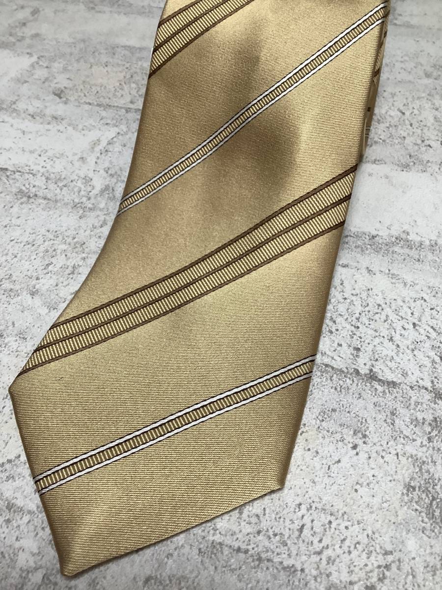 新品　日本製ネクタイ 深いゴールド系ストライプ　シルク100% 薄い芯使用で結びやすいタイプ　お買い得サービス_画像3