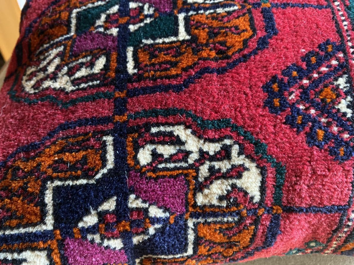 絨毯のある素敵な暮らしは如何ですか？絶対素敵！艶々赤い手織りトゥルクメニスタンのクッションカバー当店のみの素晴らしいお品で模様替２_画像7