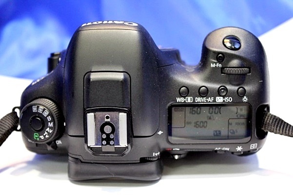 CANON/キヤノン デジタル一眼レフカメラ EOS 7D Mark II ボディ/バッテリーグリップ BG-E16＆バッテリーパック2個付き