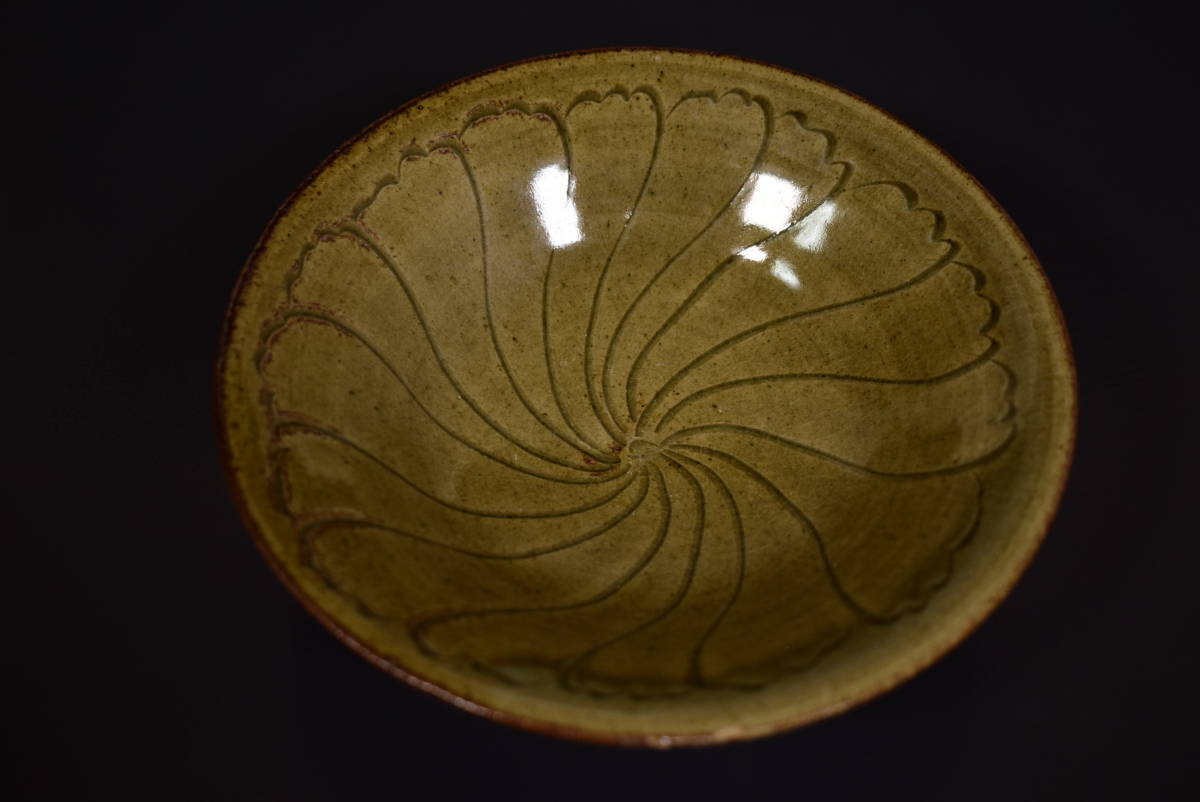 古美術収集家買出品 時代古作 唐物花文陰刻青磁茶碗平杯 越州窯 磁州窯 (3089)