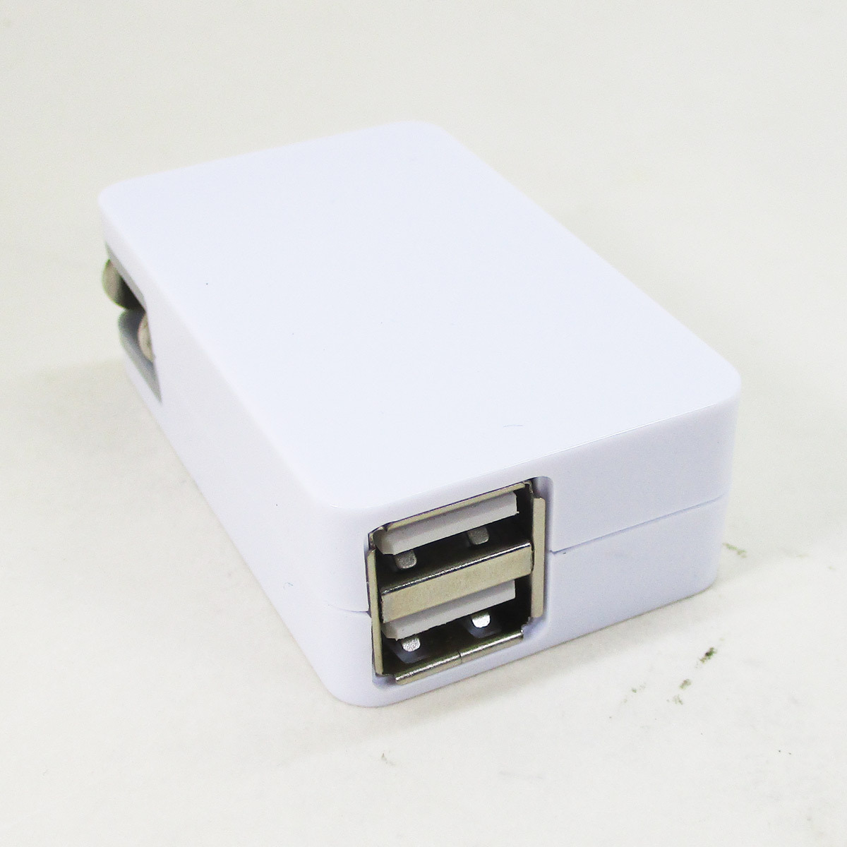 送料無料 USB-ACアダプター 出力2.1A コンパクトUSB充電器 USB２ポートタイプ USB053ｘ１台_画像2