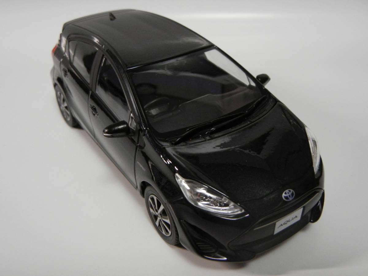非売品】 トヨタ アクア TOYOTA AQUA ミニカー ブラックマイカ 1/30