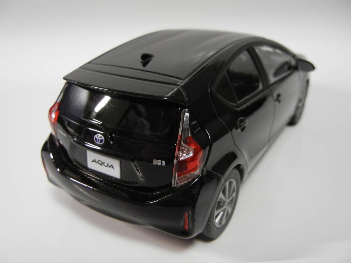 非売品】 トヨタ アクア TOYOTA AQUA ミニカー ブラックマイカ 1/30