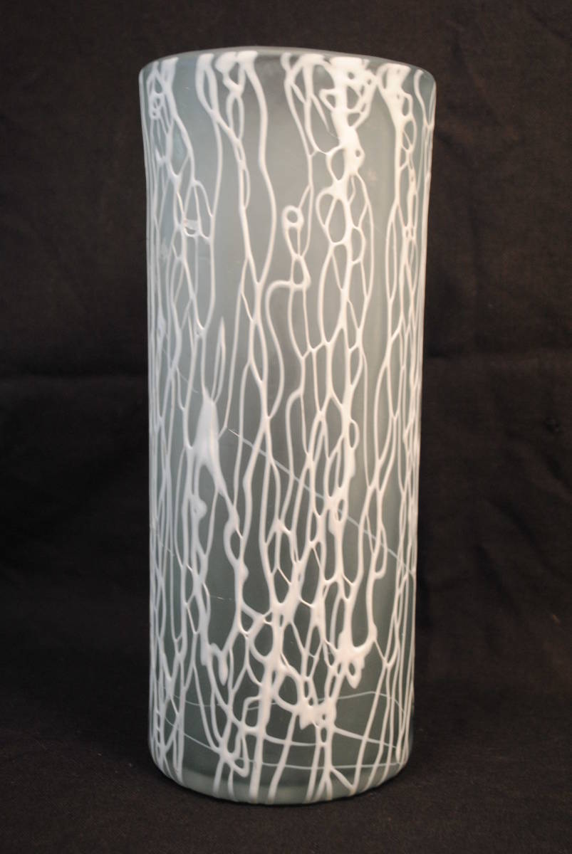 匠の技　工芸ガラス　手吹きガラス　白色立体細液　垂れ模様　花瓶　高250　口103-94ミリ 工芸ガラス