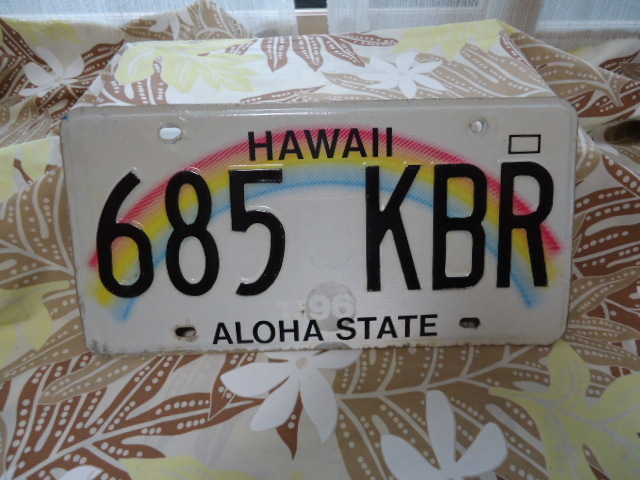 即決　ハワイ　1996年製　ライセンス　ナンバープレート　レインボー　685 KBR　本物　商用車_画像1