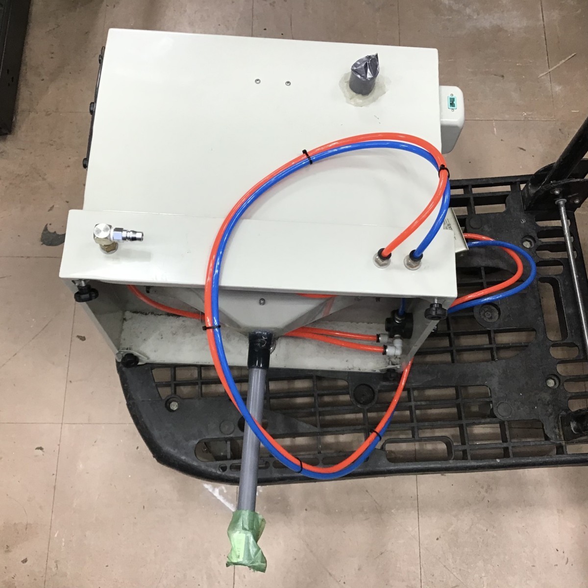 現状品】イリイ フットスイッチ式小型サンドブラスト TR-383SB 現状品】イリイ フットスイッチ式小型サンドブラスト TR-383SB