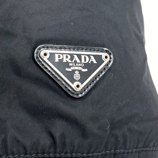 最も優遇 PRADA 黒 ナイロン 三角プレート 巾着型 アクセサリーポーチ 