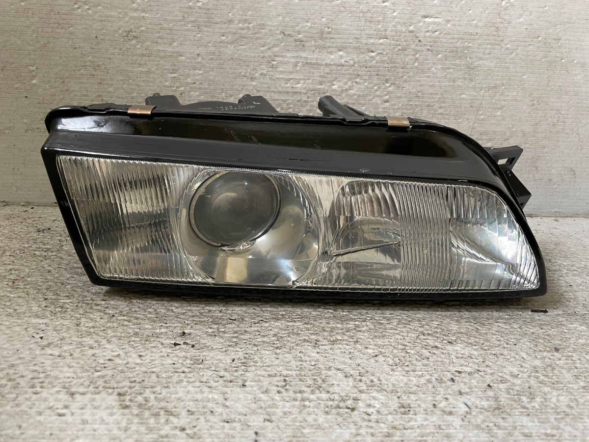 スカイライン32GTRのプロジェクターヘッドライトです 純正売上 自動車
