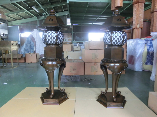 【限定品】五輪塔型台灯籠　唐金製　色付き　風鐸付き　1対（2台）　高さ約120cm（4尺）　寺院仏具　燈供養具　置灯籠