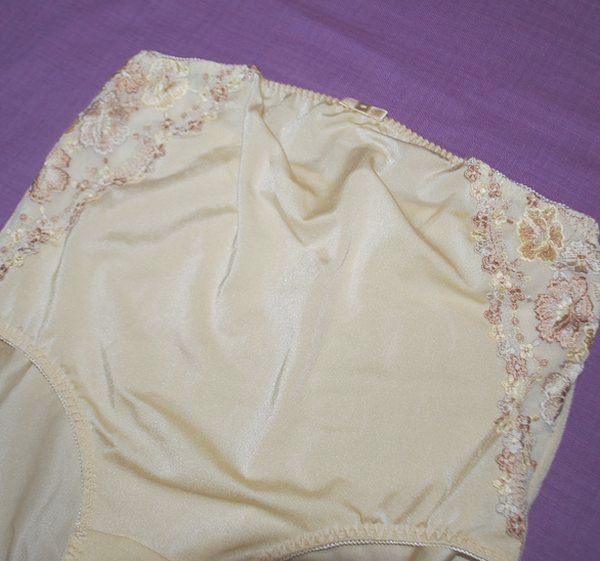  unused C75L production front nursing frill .. embroidery easily bla& shorts maternity cream 