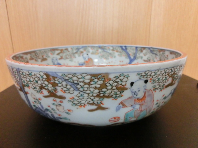 古伊万里の鉢、皿。2重高台で古いと思っています、アンティークの使いやすいサイズの鉢です、何焼きか不明ですが細かな手書きが綺麗です。