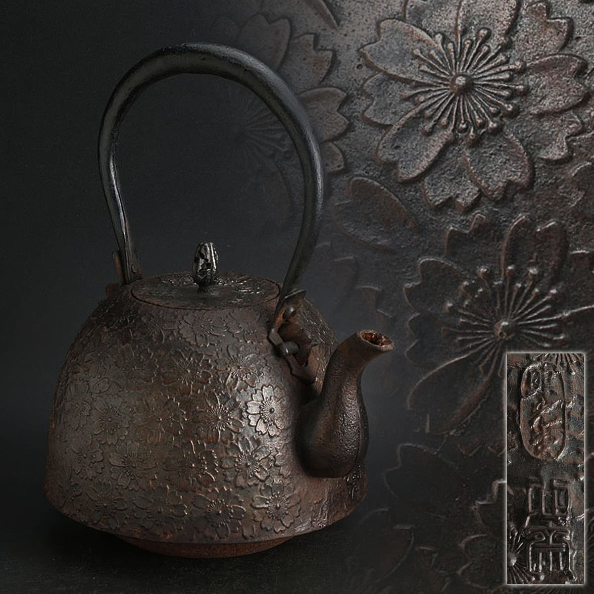 CR318 【照光堂 心斎造】虫喰提手 砂鉄鉄瓶 高25.5cm 重 CR318 【照光堂 心斎造】虫喰提手 砂鉄鉄瓶 高25.5cm 重