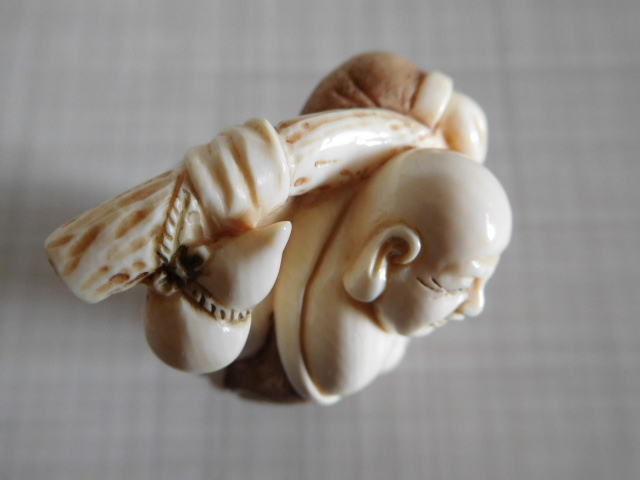  netsuke Netsuke.. thing valuable . natural material mammoth the smallest small sculpture full surface laughing .. cloth sack sama Zaimei 