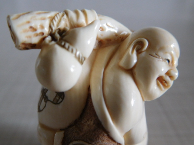  netsuke Netsuke.. thing valuable . natural material mammoth the smallest small sculpture full surface laughing .. cloth sack sama Zaimei 