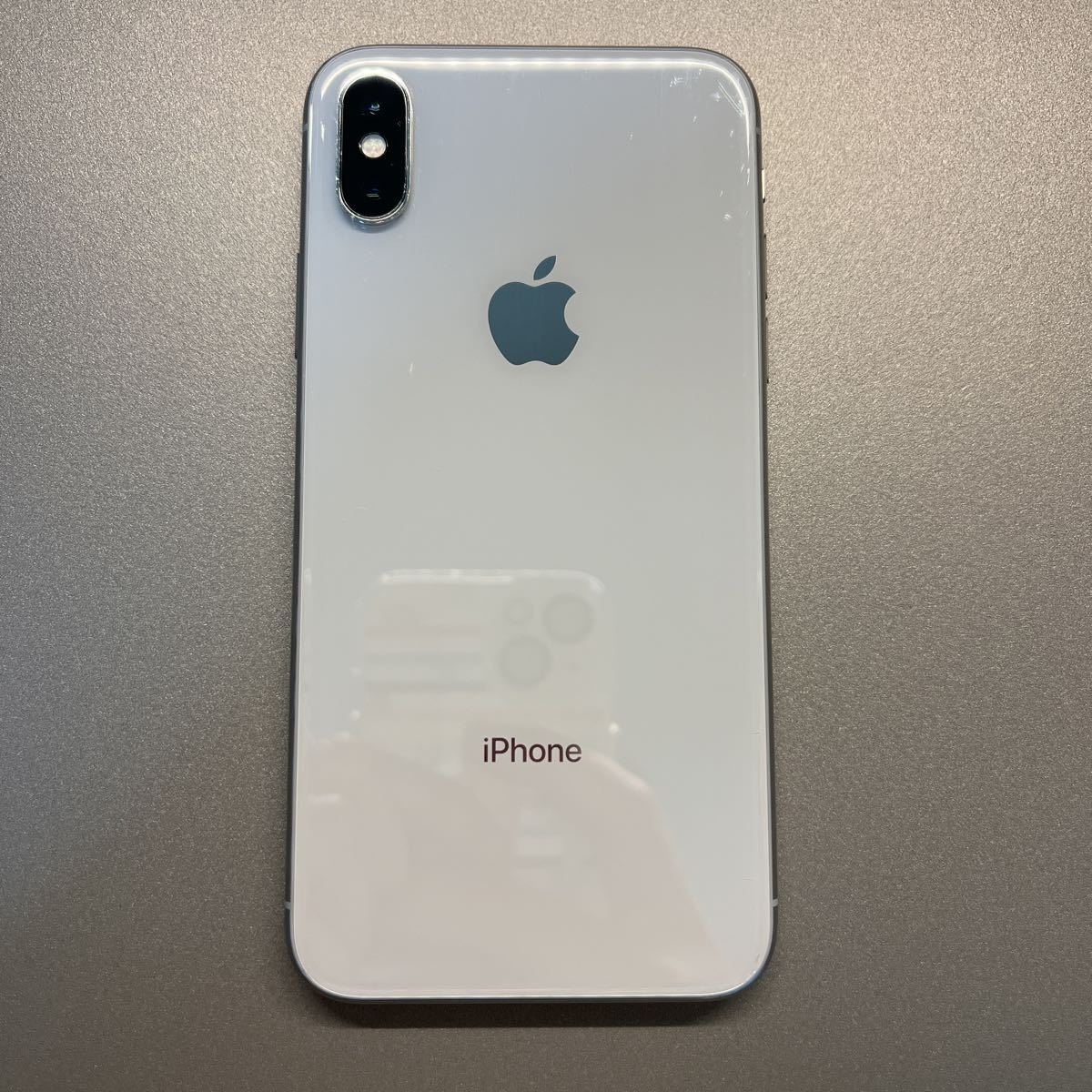 iPhone X シルバー 64GB au SIMロック解除済 保護ガラス貼り付け Apple