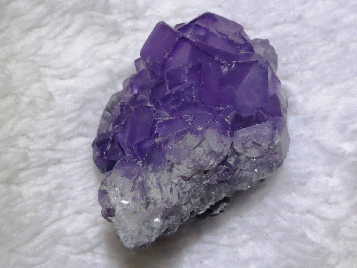 Натуральный фиолетовый и прозрачный флорит (флуорит) грубый камень 25 г