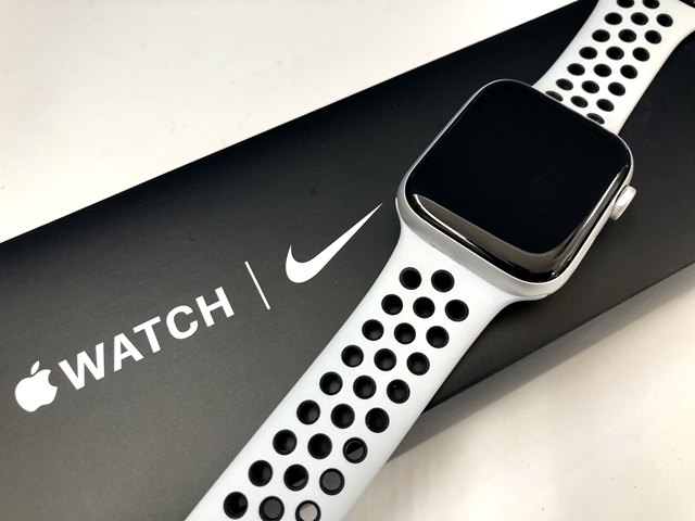 美品 Apple Watch Nike SE 44mm GPS シルバーアルミ ナイキ スポーツ