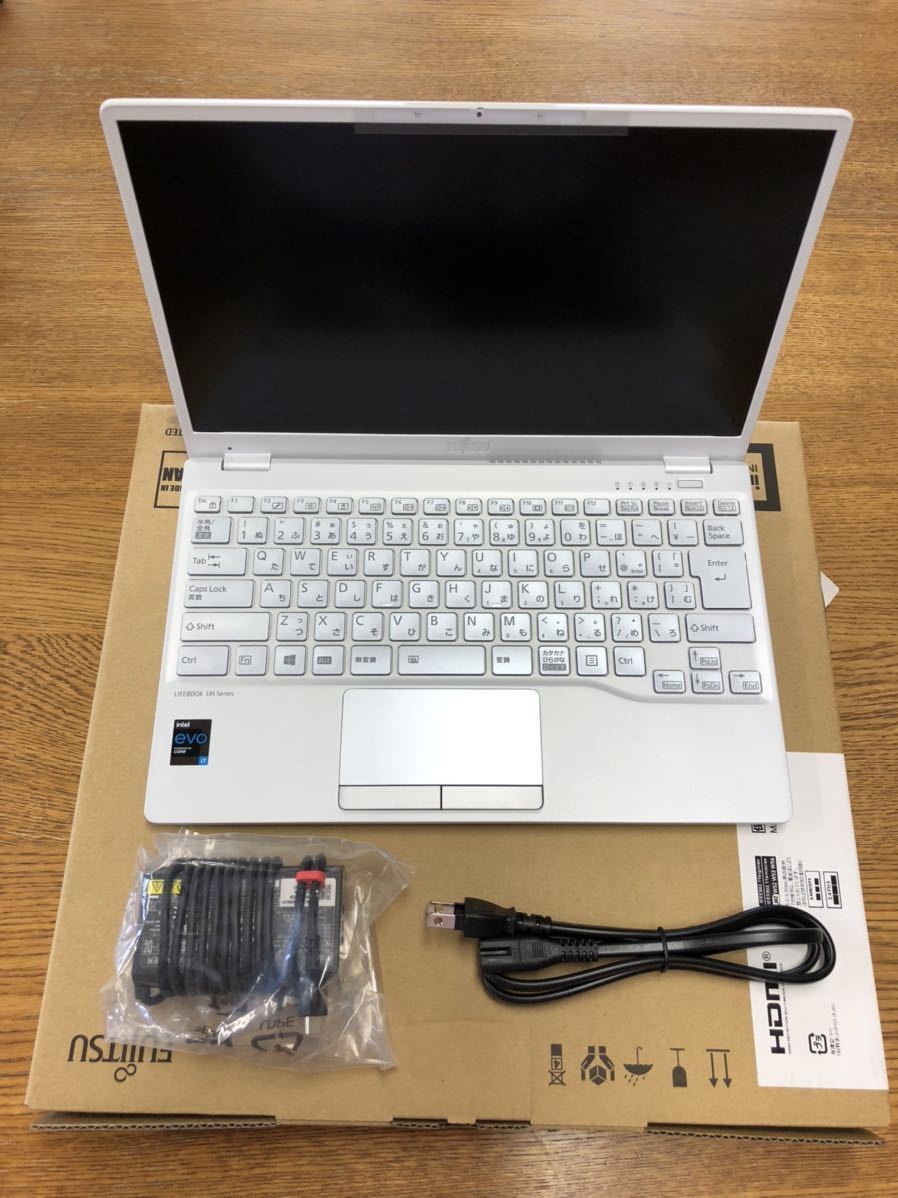 富士通 13.3型モバイルノートパソコン FMV LIFEBOOK UH90/ F3 シルバー